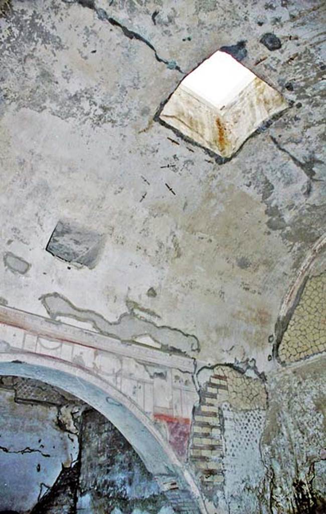 Suburban Baths, Herculaneum. October 2001.
Skylight lighting the frigidarium at south end of pool. Photo courtesy of Peter Woods.